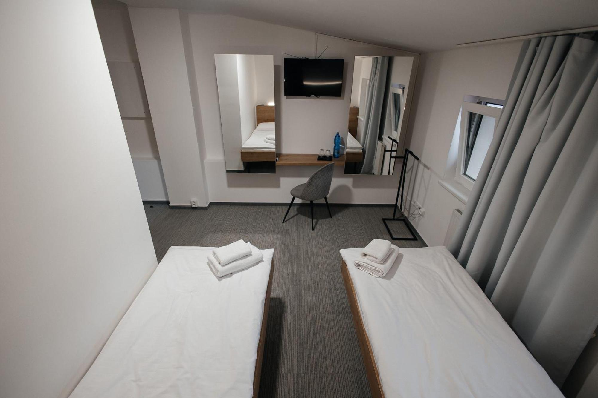 Hotel Golden Golem & 3*